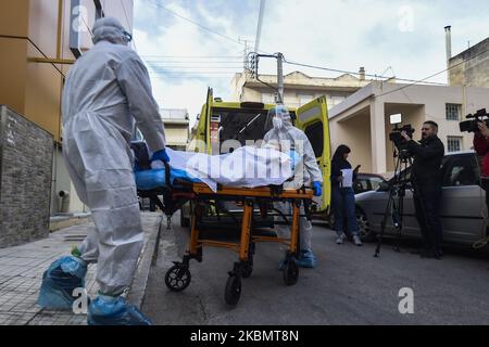 Mitglieder der nationalen Notaufnahme transportieren einen älteren Patienten, der von COVID-19 betroffen ist, mit Schutzkleidung von einer privaten Klinik in ein öffentliches Krankenhaus in Athen, Griechenland, 23. April 2020. Mehr als 28 neue Coronavirus-Fälle wurden in einer Privatklinik in Athen gemeldet. Während der täglichen Briefing mit Infektionskrankheiten sagte Professor Sotiris Tsiodras, dass die Lockerung der Maßnahmen dann in zwei Phasen im Mai und Juni in zwei Wochen Schritten erfolgen würde. (Foto von Dimitris Lampropoulos/NurPhoto) Stockfoto