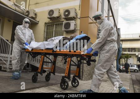 Mitglieder der nationalen Notaufnahme transportieren einen älteren Patienten, der von COVID-19 betroffen ist, mit Schutzkleidung von einer privaten Klinik in ein öffentliches Krankenhaus in Athen, Griechenland, 23. April 2020. Mehr als 28 neue Coronavirus-Fälle wurden in einer Privatklinik in Athen gemeldet. Während der täglichen Briefing mit Infektionskrankheiten sagte Professor Sotiris Tsiodras, dass die Lockerung der Maßnahmen dann in zwei Phasen im Mai und Juni in zwei Wochen Schritten erfolgen würde. (Foto von Dimitris Lampropoulos/NurPhoto) Stockfoto