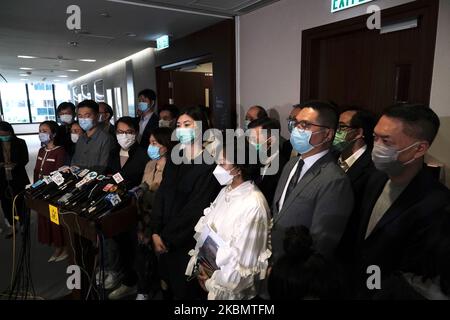 Die Abgeordneten, die sich für das Establishment eingesetzt haben, werden während einer Pressekonferenz nach der Sitzung des Parlamentsausschusses im Legislativrat am 24. April 2020 in Hongkong, China, gesehen. Der Ausschuss des Repräsentantenhauses hat es nach 15 Sitzungen nicht geschafft, seinen Vorsitzenden zu wählen. Letzte Woche veröffentlichten das Pekinger Büro für Hongkong und Macau-Angelegenheiten (HKMAO) und das Verbindungsbüro Erklärungen, in denen die Handlungen der Pan-Demokraten-Filibuster verurteilt und der Ausschuss des Repräsentantenhauses in einen Stillstand gebracht wurde. (Foto von Vernon Yuen/NurPhoto) Stockfoto