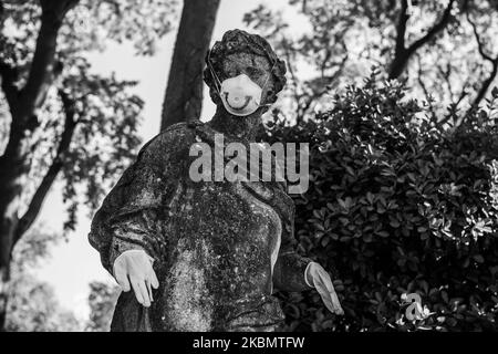 Eine Statue in der Gegend von Giardini, in Castello, Venedig. Jemand legte während des Notfalls COVID19 eine Maske und Handschuhe auf die Statue als Witz. HINWEIS: Das Bild wurde am 23. April 2020 in Schwarzweiß konvertiert. (Foto von Giacomo Cosua/NurPhoto) Stockfoto