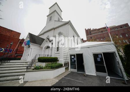 Ein Blick auf die First Presbyterian Church, die während der Coronavirus-Pandemie am 23. April 2020 eine Covid-19-Testklinik in Jamaika, Queens, New York, USA, eröffnete. (Foto von John Nacion/NurPhoto) Stockfoto