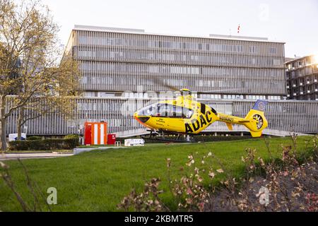 Am 23. April 2020 wird in Berlin ein Hubschrauber des Rettungsdienstes des ADAC (Deutscher Automobilclub) abgebildet. (Foto von Emmanuele Contini/NurPhoto) Stockfoto