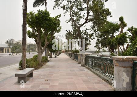 Eine allgemeine Ansicht der Nil Corniche während eines Sandsturms in Kairo, Ägypten, 24. April 2020. (Foto von Ziad Ahmed/NurPhoto) Stockfoto