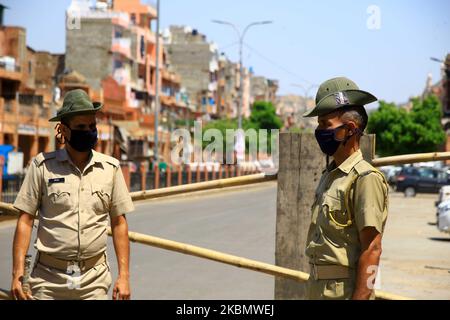 Sicherheitspersonal steht während der landesweiten Lockdown, die nach der tödlichen neuartigen Coronavirus-Pandemie in Jaipur, Rajasthan, Indien, verhängt wurde, auf Ramganj Bazar. April 24,2020. (Foto von Vishal Bhatnagar/NurPhoto) Stockfoto