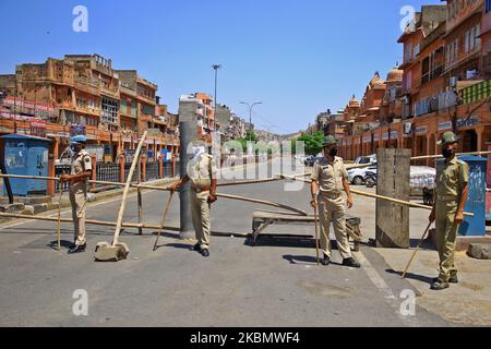 Sicherheitspersonal steht während der landesweiten Lockdown, die nach der tödlichen neuartigen Coronavirus-Pandemie in Jaipur, Rajasthan, Indien, verhängt wurde, auf Ramganj Bazar. April 24,2020. (Foto von Vishal Bhatnagar/NurPhoto) Stockfoto