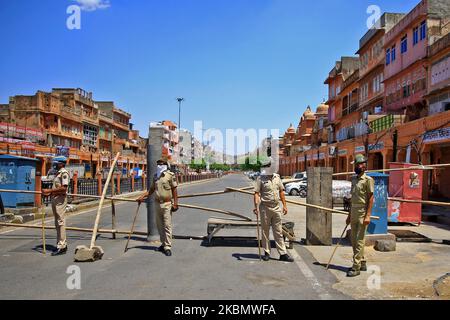 Sicherheitspersonal steht während der landesweiten Lockdown, die nach der tödlichen neuartigen Coronavirus-Pandemie in Jaipur, Rajasthan, Indien, verhängt wurde, auf Ramganj Bazar. April 24,2020. (Foto von Vishal Bhatnagar/NurPhoto) Stockfoto