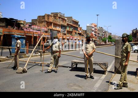 Sicherheitspersonal steht während der landesweiten Lockdown, die nach der tödlichen neuartigen Coronavirus-Pandemie in Jaipur, Rajasthan, Indien, verhängt wurde, auf Ramganj Bazar. April 24,2020. (Foto von Vishal Bhatnagar/NurPhoto) Stockfoto