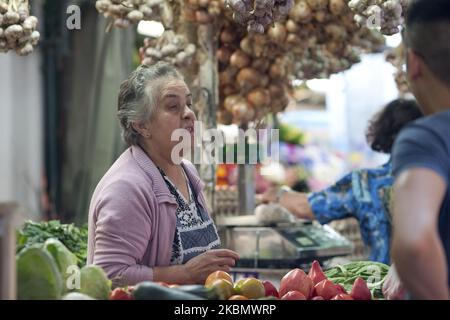 Der Mercado do Bolhao ist einer der emblematischsten Märkte in der Stadt Porto, ein traditioneller Lebensmittelmarkt, dessen Ursprünge auf das Jahr 1839 in Porto, Portugal, zurückgehen. (Foto von Oscar Gonzalez/NurPhoto) Stockfoto