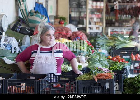 Der Mercado do Bolhao ist einer der emblematischsten Märkte in der Stadt Porto, ein traditioneller Lebensmittelmarkt, dessen Ursprünge auf das Jahr 1839 in Porto, Portugal, zurückgehen. (Foto von Oscar Gonzalez/NurPhoto) Stockfoto