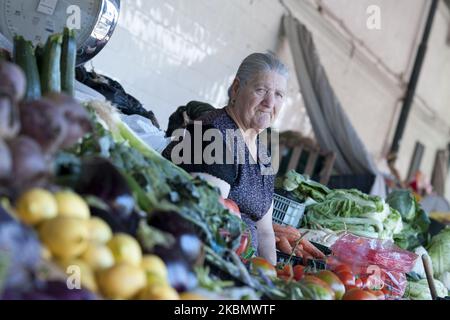 Der Mercado do Bolhao ist einer der emblematischsten Märkte in der Stadt Porto, ein traditioneller Lebensmittelmarkt, dessen Ursprünge auf das Jahr 1839 in Porto, Portugal, zurückgehen. (Foto von Oscar Gonzalez/NurPhoto) Stockfoto