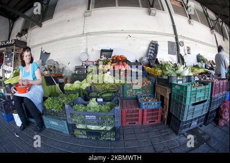 Der Mercado do Bolhao ist einer der emblematischsten Märkte in der Stadt Porto, ein traditioneller Lebensmittelmarkt, dessen Ursprünge auf das Jahr 1839 in Porto, Portugal, zurückgehen. (Foto von Oscar Gonzalez/NurPhoto) Stockfoto