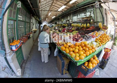 Der Mercado do Bolhao ist einer der emblematischsten Märkte in der Stadt Porto, ein traditioneller Lebensmittelmarkt, dessen Ursprünge auf das Jahr 1839 in Porto, Portugal, zurückgehen. (Foto von Oscar Gonzalez/NurPhoto) Stockfoto