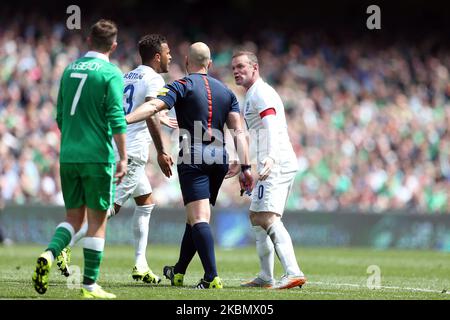 DUBLIN, REP OF IRELAND.Wayne Rooney aus England will eine Strafe und sagt Schiedsrichter Arnold Hunter unmissverständlich während des Internationalen Freundschaftsspiel zwischen der Republik Irland und England im Aviva Stadium, Dublin, Irland am Sonntag, 7. 2015. Juni (Foto by MI News/NurPhoto) Stockfoto