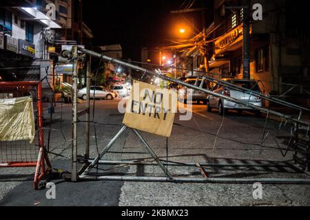 Am 24. April 2020 wurde auf einer Straßenblockade in Manila, Philippinen, ein Schild mit der Aufschrift „kein Eintrag“ angebracht. Der Distrikt Sampaloc in Manila, in dem die höchste Anzahl von COVID-19-Fällen in der Stadt verzeichnet wurde, wird insgesamt 48 Stunden gesperrt. Anwohner, mit Ausnahme von Frontlinern, dürfen ihre Häuser nicht verlassen, um wichtige Güter zu kaufen. Mehrere Gebiete auf den Philippinen, darunter Metro Manila, verlängern die verstärkte Quarantäne der Gemeinschaft (ECQ), die ursprünglich am 30. April enden soll. (Foto: Lisa Marie David/NurPhoto) Stockfoto