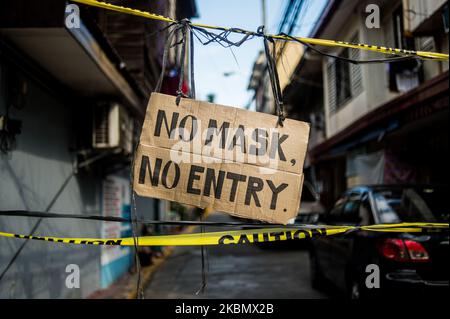 Am 24. April 2020 wurde auf einer Straßenblockade in Manila, Philippinen, ein Schild mit der Aufschrift „No mask, no entry“ angebracht. Der Distrikt Sampaloc in Manila, in dem die höchste Anzahl von COVID-19-Fällen in der Stadt verzeichnet wurde, wird insgesamt 48 Stunden gesperrt. Anwohner, mit Ausnahme von Frontlinern, dürfen ihre Häuser nicht verlassen, um wichtige Güter zu kaufen. Mehrere Gebiete auf den Philippinen, darunter Metro Manila, verlängern die verstärkte Quarantäne der Gemeinschaft (ECQ), die ursprünglich am 30. April enden soll. (Foto: Lisa Marie David/NurPhoto) Stockfoto