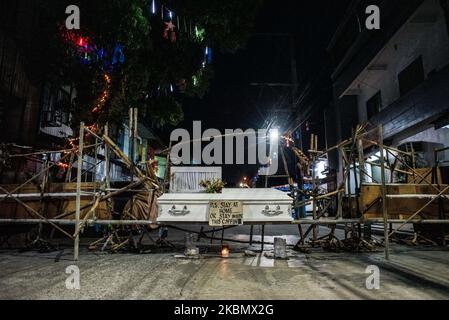 Am 24. April 2020 wird auf einer Straßenblockade in Manila, Philippinen, ein Sarg aufgestellt. Der Distrikt Sampaloc in Manila, in dem die höchste Anzahl von COVID-19-Fällen in der Stadt verzeichnet wurde, wird insgesamt 48 Stunden gesperrt. Anwohner, mit Ausnahme von Frontlinern, dürfen ihre Häuser nicht verlassen, um wichtige Güter zu kaufen. Mehrere Gebiete auf den Philippinen, darunter Metro Manila, verlängern die verstärkte Quarantäne der Gemeinschaft (ECQ), die ursprünglich am 30. April enden soll. (Foto: Lisa Marie David/NurPhoto) Stockfoto