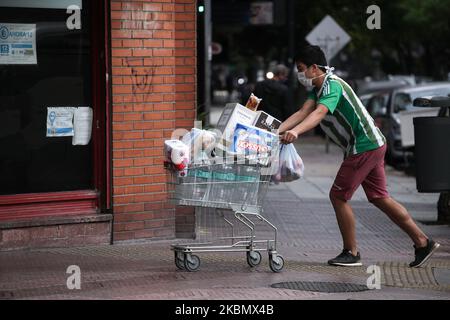 Menschen in Buenos Aires, Argentinien, am 24. April 2020 während des Coronavirus-Notfalls. (Foto von Carol Smiljan/NurPhoto) Stockfoto