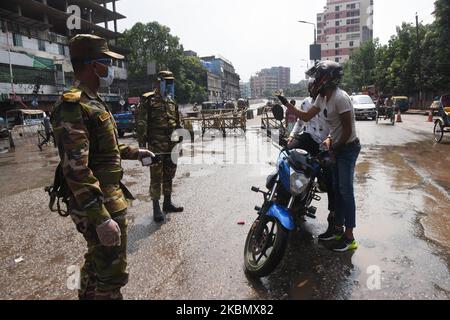 Soldaten der Bangladesh Army sind sich der allgemeinen Bevölkerung bewusst, weil sie zu Hause bleiben, als sie während der landesweiten Sperrung als vorbeugende Maßnahme gegen den COVID-19-Coronavirus-Ausbruch am 25. April 2020 in Dhaka, Bangladesch, auf den Straßen patrouillieren. (Foto von Mamunur Rashid/NurPhoto) Stockfoto