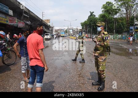 Soldaten der Bangladesh Army sind sich der allgemeinen Bevölkerung bewusst, weil sie zu Hause bleiben, als sie während der landesweiten Sperrung als vorbeugende Maßnahme gegen den COVID-19-Coronavirus-Ausbruch am 25. April 2020 in Dhaka, Bangladesch, auf den Straßen patrouillieren. (Foto von Mamunur Rashid/NurPhoto) Stockfoto