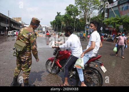 Soldaten der Bangladesh Army sind sich der allgemeinen Bevölkerung bewusst, weil sie zu Hause bleiben, als sie während der landesweiten Sperrung als vorbeugende Maßnahme gegen den COVID-19-Coronavirus-Ausbruch am 25. April 2020 in Dhaka, Bangladesch, auf den Straßen patrouillieren. (Foto von Mamunur Rashid/NurPhoto) Stockfoto