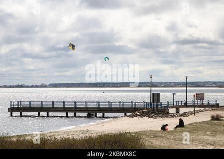 Kiteboarder, die von einem Power-Drachen über das Wasser gezogen werden, werden am 25. April 2020 in Oslonino, Polen, gesehen viele Menschen machen Kitesurfen in starken Onshore-Winden vor der Puck Bay (Ostsee) in Oslonino und Rewa, da hier die besten Spots in Polen für diese Aktivität sind. (Foto von Michal Fludra/NurPhoto) Stockfoto