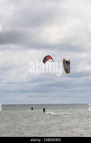 Kiteboarder, die von einem Power-Drachen über das Wasser gezogen werden, werden am 25. April 2020 in Oslonino, Polen, gesehen viele Menschen machen Kitesurfen in starken Onshore-Winden vor der Puck Bay (Ostsee) in Oslonino und Rewa, da hier die besten Spots in Polen für diese Aktivität sind. (Foto von Michal Fludra/NurPhoto) Stockfoto