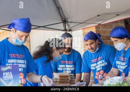 Freiwillige haben gesehen, wie sie am Samstag, den 25.. April, in Sydney, Australien, Beutel mit kostenlosem Essen zur Verteilung bereiteten. GNFKS feierte den ANZAC-TAG, indem sie den von COVID-19 (globale Pandemie) betroffenen Menschen kostenlose Nahrung servierte. In den letzten 8 Jahren hat GNFKS Menschen in Not geholfen, darunter Obdachlose in der Stadt, ältere Menschen in Pflegeheimen, internationale Studenten mit weniger Unterstützung und Frauen, die von häuslicher Gewalt betroffen sind. (Foto von Izhar Khan/NurPhoto) Stockfoto