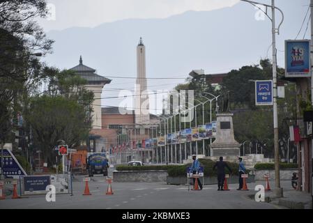 Nepalesische Polizeikräfte bewachen die Stadt während der vollständigen Sperre der Nation wegen der Besorgnis über die Ausbreitung des Corona-Virus (COVID-19) in der Kashmiri-Jame-Moschee in Kathmandu, Nepal, am Samstag, 25. April 2020. (Foto von Narayan Maharjan/NurPhoto) Stockfoto