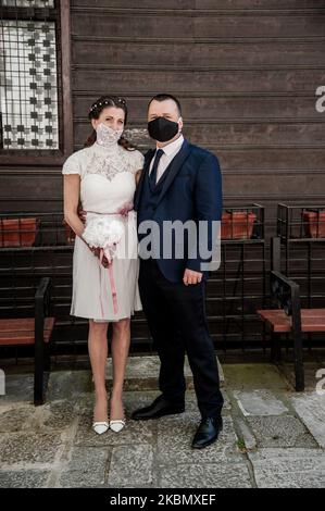 Hochzeit während des Covid-19 zwischen Braut Silvia und Bräutigam Petar im Haus des Hochzeitsrituals in Varna, Bulgarien, am 25. April 2020. Das Gesundheitsministerium hat 1234 Fälle von Coronavirus in Bulgarien bestätigt, mit mindestens 54 registrierten Todesfällen und 197 wiederhergestellten, Varna, Bulgarien, am 25. April 2020 (Foto: Hristo Rusev/NurPhoto) Stockfoto