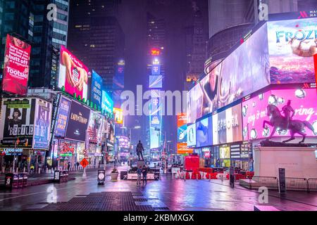 Nachtansicht des Times Square in Manhattan, New York City, USA bei leichten Regenschauern in der Nacht. Der Times Square ist ein wichtiger kommerzieller Knotenpunkt, ein beliebtes Touristenziel und Unterhaltungszentrum in Midtown Manhattan, NY, an der Kreuzung von Broadway und Seventh Avenue. Der Platz ist berühmt für die hell erleuchteten, beleuchteten Werbetafeln und Anzeigen. Timesquare ist bekannt als die Kreuzung der Welt. Der Times Square ist eine der meistbesuchten Touristenattraktionen der Welt und zieht jährlich schätzungsweise 50 Millionen Besucher an. 13. Februar 2020 (Foto von Nicolas Economou/NurPhoto) Stockfoto