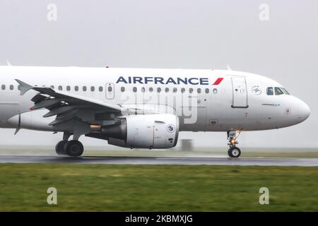 Air France Airbus A319-Verkehrsflugzeuge landen und Rollen auf der Start- und Landebahn Polderbaan in Amsterdam Schiphol AMS EHAM International Airport in den Niederlanden an einem regnerischen Tag, auf nasser Landebahn-Oberfläche am 28. Februar 2020. Das Schmalkarosserie-Flugzeug A319-111 hat die Zulassung F-GRHP und wird von 2x CFMI-Düsenmotoren angetrieben. AirFrance AF AFR AIRFRANS ist die französische Fluggesellschaft, Tochtergesellschaft der Air France-KLM-Gruppe und Mitglied der SkyTeam-Luftfahrtallianz. (Foto von Nicolas Economou/NurPhoto) Stockfoto