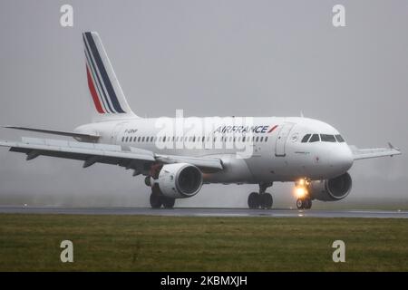 Air France Airbus A319-Verkehrsflugzeuge landen und Rollen auf der Start- und Landebahn Polderbaan in Amsterdam Schiphol AMS EHAM International Airport in den Niederlanden an einem regnerischen Tag, auf nasser Landebahn-Oberfläche am 28. Februar 2020. Das Schmalkarosserie-Flugzeug A319-111 hat die Zulassung F-GRHP und wird von 2x CFMI-Düsenmotoren angetrieben. AirFrance AF AFR AIRFRANS ist die französische Fluggesellschaft, Tochtergesellschaft der Air France-KLM-Gruppe und Mitglied der SkyTeam-Luftfahrtallianz. (Foto von Nicolas Economou/NurPhoto) Stockfoto