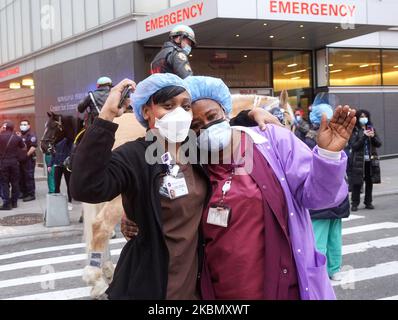 Mitarbeiter im Gesundheitswesen der NYU Langone Health - Tisch Hospital stehen draußen, während Menschen während der Coronavirus-Pandemie am 23. April 2020 in New York City, USA, klatschen. (Foto von Selcuk Acar/NurPhoto) Stockfoto