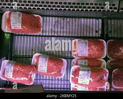 Hackfleisch am 24. April 2020 in einem Supermarkt in Toronto, Ontario, Kanada. Die Befürchtungen haben einen möglichen Fleischmangel in Kanada ausgelöst, nachdem Hunderte von Arbeitern in zwei Fleischverarbeitungsbetrieben in Alberta positiv auf das neuartige Coronavirus (COVID-19) getestet wurden. Die von den COVID-19-Ausbrüchen betroffenen Fleischpflanzen machen 70 % der kanadischen Rindfleischverarbeitungskapazitäten aus und wurden vorübergehend geschlossen, während das Personal medizinisch behandelt und unter Quarantäne gestellt wird. (Foto von Creative Touch Imaging Ltd./NurPhoto) Stockfoto