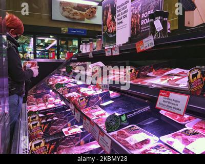 Frau hält am 24. April 2020 in einem Supermarkt in Toronto, Ontario, Kanada, eine Packung Rindersteaks in der Bar. Die Befürchtungen haben einen möglichen Fleischmangel in Kanada ausgelöst, nachdem Hunderte von Arbeitern in zwei Fleischverarbeitungsbetrieben in Alberta positiv auf das neuartige Coronavirus (COVID-19) getestet wurden. Die von den COVID-19-Ausbrüchen betroffenen Fleischpflanzen machen 70 % der kanadischen Rindfleischverarbeitungskapazitäten aus und wurden vorübergehend geschlossen, während das Personal medizinisch behandelt und unter Quarantäne gestellt wird. (Foto von Creative Touch Imaging Ltd./NurPhoto) Stockfoto