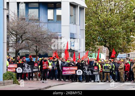 Kiel, Deutschland. 04.. November 2022. Die Teilnehmer einer Kundgebung stehen vor dem Verwaltungsgebäude von thyssenkrupp Marine Systems und German Naval Yards. Nach drei ergebnislosen Verhandlungen hat die IG Metall Küste ihre Warnstreikaktion verlängert. Sie verlangt für zwölf Monate 8 Prozent mehr Lohn für Mitarbeiter in der Metall- und Elektroindustrie. Quelle: Frank Molter/dpa/Alamy Live News Stockfoto