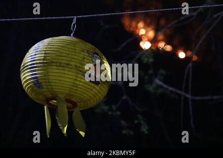 A zeigt ein Feuer, das sich am 26. April 2020 auf einem Berg in der südöstlichen Stadt Andong, Südkorea, ausbreitet. Die Feuerwehrleute kämpften am Samstag weiter gegen ein Bergfeuer in der südöstlichen Stadt Andong, das am Vortag ausbrach, da starke Winde ihre Eindämmungsbemühungen behinderten. Der Brand, der am Freitagnachmittag erstmals gemeldet wurde, hat schätzungsweise 100 Hektar Bergland erfasst, wobei noch keine Verletzten gemeldet wurden. (Foto von Seung-il Ryu/NurPhoto) Stockfoto