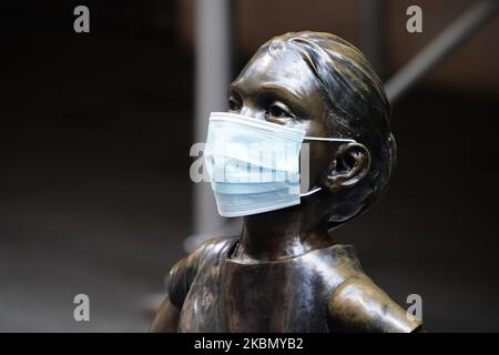Ein Blick auf das furchtlose Mädchen, das während der Coronavirus-Pandemie am 25. April 2020 vor der New Yorker Börse in New York City, USA, eine Maske trug. (Foto von John Nacion/NurPhoto) Stockfoto