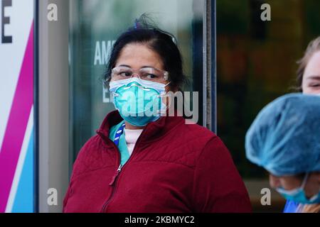 Medical personnels wird vor dem Mount Sinai Queens, New York, USA, gesehen, als New Yorker sie als Geste der Unterstützung während der Coronavirus-Pandemie am 25. April 2020 applaudieren. (Foto von John Nacion/NurPhoto) Stockfoto