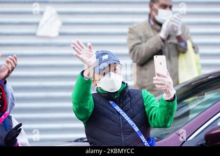 Medical personnels wird vor dem Mount Sinai Queens, New York, USA, gesehen, als New Yorker sie als Geste der Unterstützung während der Coronavirus-Pandemie am 25. April 2020 applaudieren. (Foto von John Nacion/NurPhoto) Stockfoto