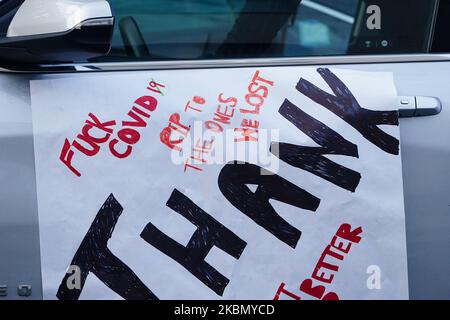 Medical personnels wird vor dem Mount Sinai Queens, New York, USA, gesehen, als New Yorker sie als Geste der Unterstützung während der Coronavirus-Pandemie am 25. April 2020 applaudieren. (Foto von John Nacion/NurPhoto) Stockfoto