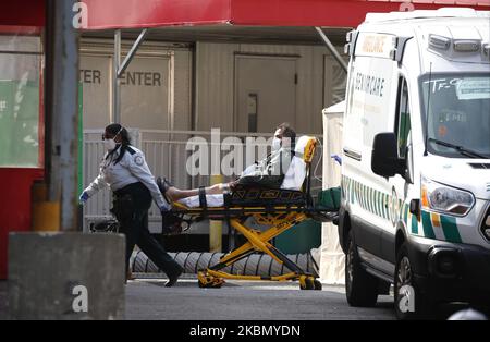 Ein Patient kommt in das Traumazentrum des Krankenhauses Elmhurst. Das Elmhurst Hospital Trauma Center im Stadtteil Queens von New York City empfängt am 25,2020. April weiterhin Covid-19-Patienten. Während Krankenhäuser in New York City von der Anzahl der Covid--19-Fälle überfordert wurden, erleben sie derzeit einen Rückgang der täglichen Patienteneinnahmen, da die statistische Kurve abgeflacht ist und sie sich in einem Abschwung befindet. New York City hat mehr als 17.000 Todesfälle erreicht, und bis heute wurden im Bundesstaat NY über 57.000 Krankenhausaufenthalte gemeldet. (Foto von John Lamparski/NurPhoto) Stockfoto