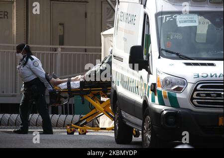 Ein Patient kommt in das Traumazentrum des Krankenhauses Elmhurst. Das Elmhurst Hospital Trauma Center im Stadtteil Queens von New York City empfängt am 25,2020. April weiterhin Covid-19-Patienten. Während Krankenhäuser in New York City von der Anzahl der Covid--19-Fälle überfordert wurden, erleben sie derzeit einen Rückgang der täglichen Patienteneinnahmen, da die statistische Kurve abgeflacht ist und sie sich in einem Abschwung befindet. New York City hat mehr als 17.000 Todesfälle erreicht, und bis heute wurden im Bundesstaat NY über 57.000 Krankenhausaufenthalte gemeldet. (Foto von John Lamparski/NurPhoto) Stockfoto