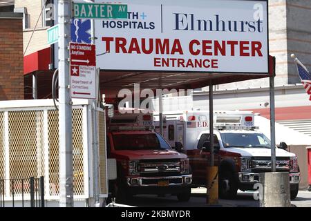 Das Elmhurst Hospital Trauma Center im Stadtteil Queens von New York City empfängt am 25,2020. April weiterhin Covid-19-Patienten. Während Krankenhäuser in New York City von der Anzahl der Covid--19-Fälle überfordert wurden, erleben sie derzeit einen Rückgang der täglichen Patienteneinnahmen, da die statistische Kurve abgeflacht ist und sie sich in einem Abschwung befindet. New York City hat mehr als 17.000 Todesfälle erreicht, und bis heute wurden im Bundesstaat NY über 57.000 Krankenhausaufenthalte gemeldet. (Foto von John Lamparski/NurPhoto) Stockfoto