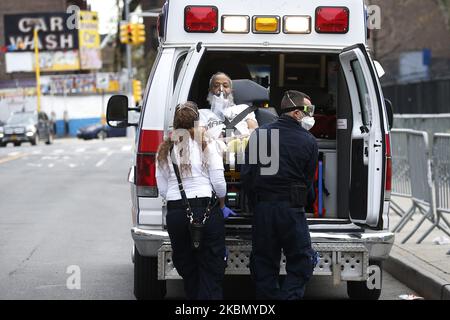 Ein Patient kommt in das Traumazentrum des Krankenhauses Elmhurst. Das Elmhurst Hospital Trauma Center im Stadtteil Queens von New York City empfängt am 25,2020. April weiterhin Covid-19-Patienten. Während Krankenhäuser in New York City von der Anzahl der Covid--19-Fälle überfordert wurden, erleben sie derzeit einen Rückgang der täglichen Patienteneinnahmen, da die statistische Kurve abgeflacht ist und sie sich in einem Abschwung befindet. New York City hat mehr als 17.000 Todesfälle erreicht, und bis heute wurden im Bundesstaat NY über 57.000 Krankenhausaufenthalte gemeldet. (Foto von John Lamparski/NurPhoto) Stockfoto