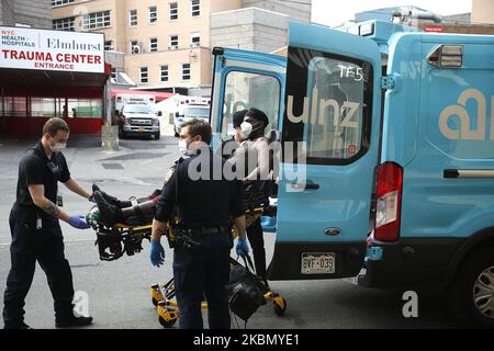 Am 25. April 2020 trifft ein Patient in das Traumazentrum des Elmhurst Krankenhauses in New York, USA, ein. Das Elmhurst Hospital Trauma Center im Stadtteil Queens von New York City empfängt weiterhin Covid-19-Patienten. Während Krankenhäuser in New York City von der Anzahl der Covid--19-Fälle überfordert wurden, erleben sie derzeit einen Rückgang der täglichen Patienteneinnahmen, da die statistische Kurve abgeflacht ist und sie sich in einem Abschwung befindet. New York City hat mehr als 17.000 Todesfälle erreicht, und bis heute wurden im Bundesstaat NY über 57.000 Krankenhausaufenthalte gemeldet. (Foto von John Lamparski/NurPhoto) Stockfoto