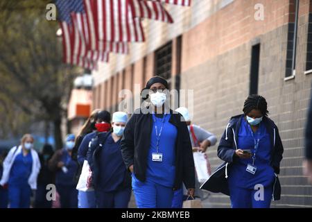 Am 25. April 2020 treffen Krankenschwestern im Elmhurst Hospital in New York, USA, ein. Das Elmhurst Hospital Trauma Center im Stadtteil Queens von New York City empfängt weiterhin Covid-19-Patienten. Während Krankenhäuser in New York City von der Anzahl der Covid--19-Fälle überfordert wurden, erleben sie derzeit einen Rückgang der täglichen Patienteneinnahmen, da die statistische Kurve abgeflacht ist und sie sich in einem Abschwung befindet. New York City hat mehr als 17.000 Todesfälle erreicht, und bis heute wurden im Bundesstaat NY über 57.000 Krankenhausaufenthalte gemeldet. (Foto von John Lamparski/NurPhoto) Stockfoto