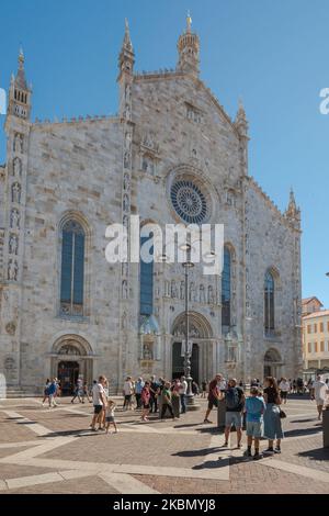 Kathedrale von Como, Blick im Sommer auf die Westfassade der Kathedrale von Como, gelegen auf der Piazza Duomo im historischen Zentrum der Stadt Como, Lombardei Stockfoto