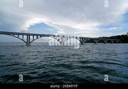 Moderne Brücke in der Bucht der halbinsel samana in der dominikanischen republik Stockfoto