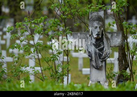 Ein Kreuz auf dem Rakowicki-Friedhof in Krakau. Ab April 20 wurde das Verbot des Umzugsens, Reisens und Verweilens an öffentlichen Orten aufgehoben. Öffentliche Parks, Wälder, Strände und Friedhofs wurden wiedereröffnet. Mund und Nase in der Öffentlichkeit zu bedecken bleibt weiterhin obligatorisch. Am Sonntag, den 26. April 2020, in Krakau, Polen. (Foto von Artur Widak/NurPhoto) Stockfoto